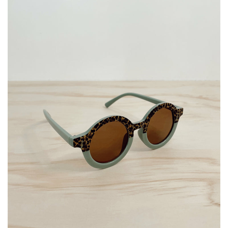 Retro Half Leopard Mint.Fashion glasses only, no UV rating. Best fit from 3 months - 3 years. They are perfect for dress ups and are a must-have for fashionable minis.